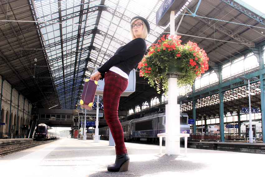street look/fashion blogger/artlex/tartan/boyish style/rock/train station/DIY suitcase/british