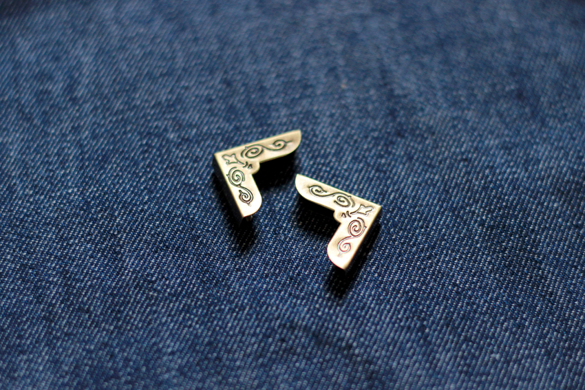 paire pointes de col accessoir pour chemise vintage forme triangle argentée  .D3 