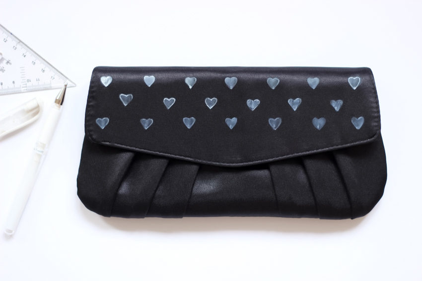 broder des coeur sur une pochette blog mode lyon DIY Artlex