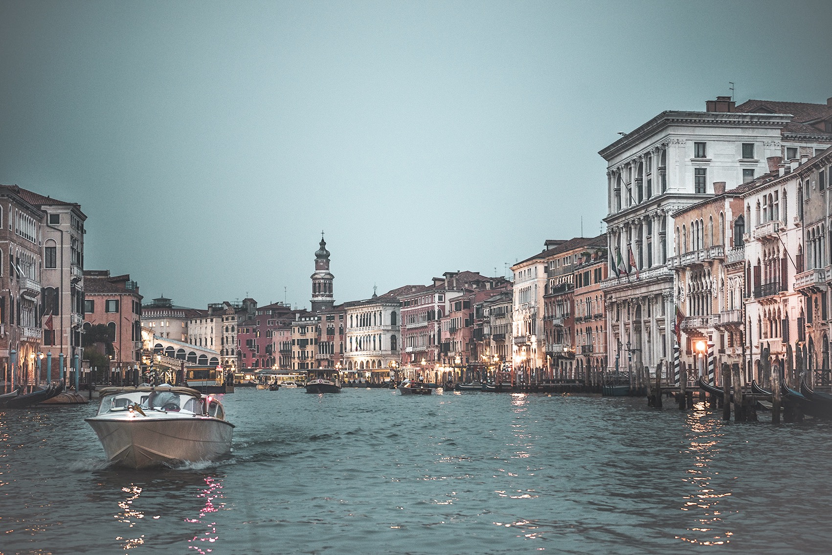 vue-de-venise-by-night